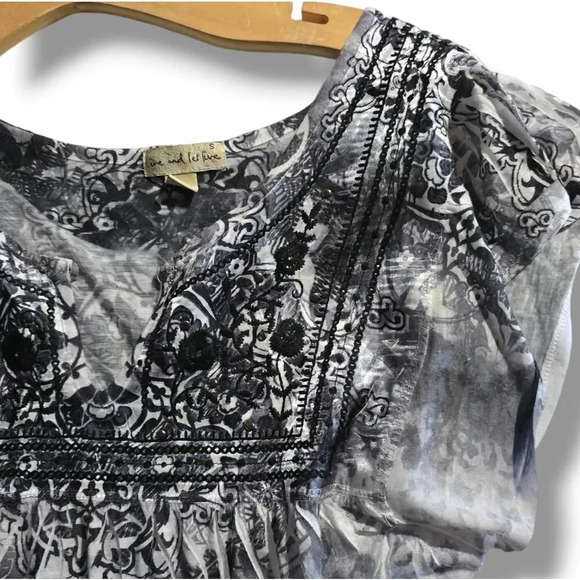 One World live and let live women's short sleeves VNeck boho shirt - small - Picture 3 of 9